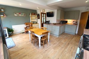 Kitchen/Breakfast Room- click for photo gallery